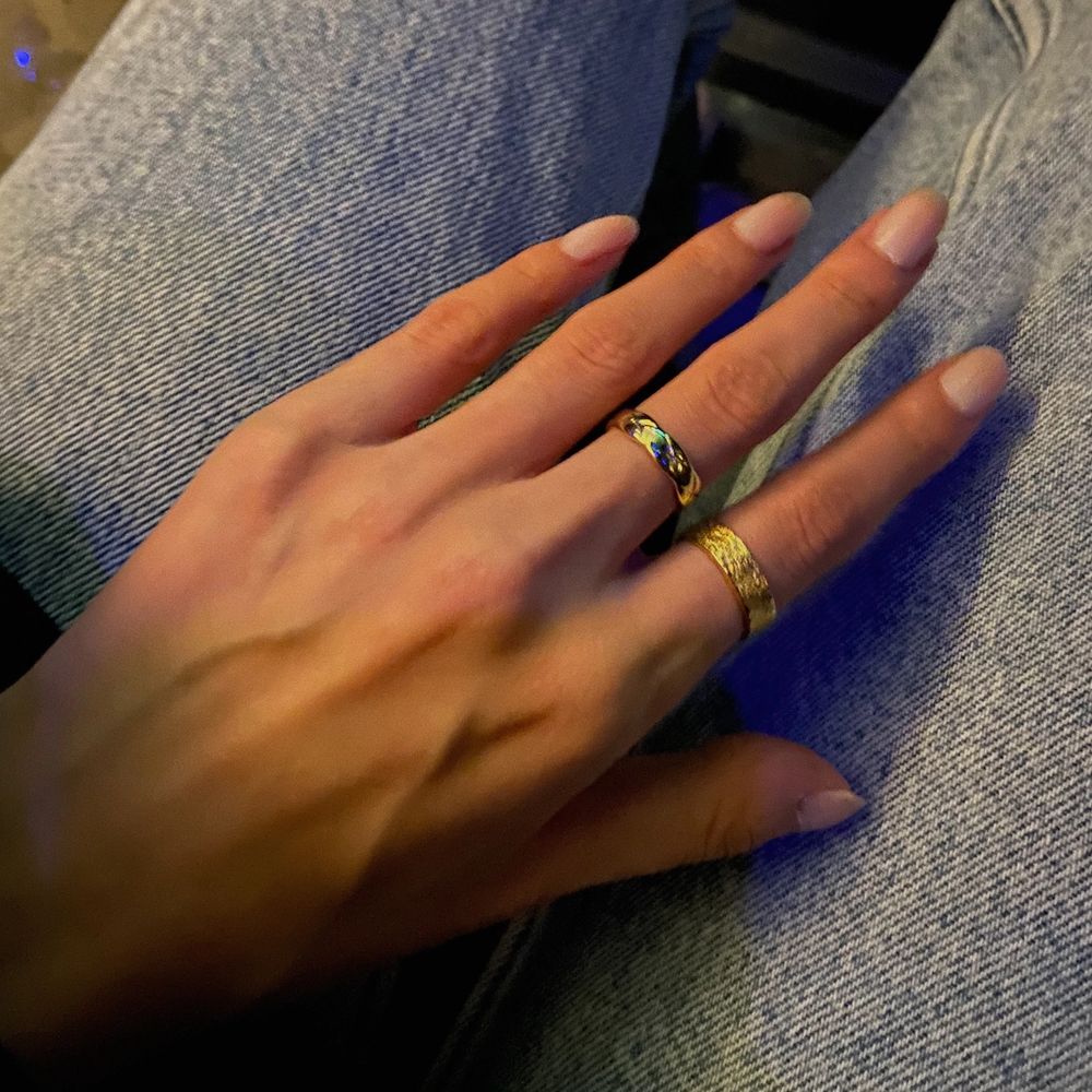 18k guldpläterad ring i äkta silver, från Safira! Ringen har en abstrakt hamrad yta med starka kontraster. Diametern på ringen är 16 mm. Helt ny, med originalbox och zip-påse. Fraktas via PostNord. (Ringen till höger på handen). Säljer denna eftersom jag har två stycken av samma ring!. Accessoarer.