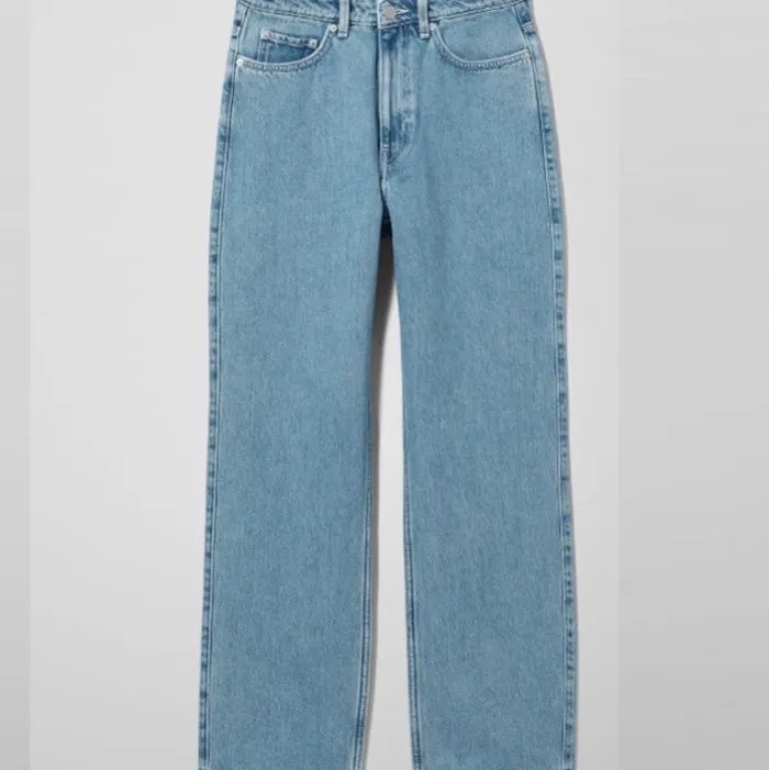Helt oanvända jeans från weekday i modellen Rowe storlek 26/30. Skitsnygga och supersköna med ordentligt hög midja dock för små för mig. Första två bilderna är lånade men kan såklart fixa fler egna ✨ Pris är diskuterbart.. Jeans & Byxor.