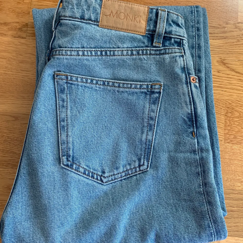 Säljer mina blåa wide leg jeans ifrån Monki, i modellen YOKO. Använda men i bra skick. Storlek 26 och perfekt längd på mig som är 167cm. Jeans & Byxor.