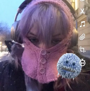 rosalila magisk mössa🌬 - Passar mig och mitt huvud är ganska stort hahah💫 Har en tofs me en liten rosa boll och man kan välja att knäppa knapparna så det ser ut som en ansiktsmask eller inte✨💎💎🗝💗 buda i kommentarerna och fråga vad som helst om du undrar något🤍🤍 kan mötas i stockholm och frakta:)💓