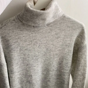 Super snygg polo stickad tröja - Super fin, knappt använd så super bra skick!