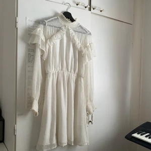 Student klänning  - Slutar ungefär vid knäna ( är 156 cm lång) <3 