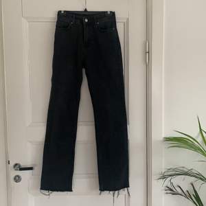 Superfina jeans som tyvärr är för små för mig. Jag hann inte använda dom så många gånger innan dom blev för små. Köparen står för frakt. Originalpris: 500kr 