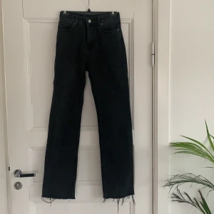 Svarta/gråa raka jeans i storlek 34 - Superfina jeans som tyvärr är för små för mig. Jag hann inte använda dom så många gånger innan dom blev för små. Köparen står för frakt. Originalpris: 500kr 