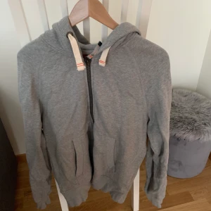 ParaJumpers kofta - Äkta ParaJumper kofta, använd 2 gånger. Prislapp etc följer med.