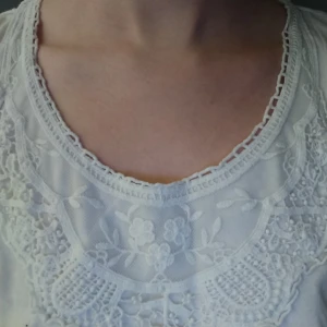 Linne - Jättegulligt lite längre linne som jag inte riktigt fått användning av även fast det är otroligt fint och unikt. Det är skrynkligt men det går lätt att fixa😉 