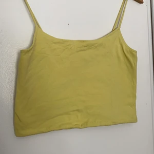 Kort gult linne, L  - Ett kort gult linne i storlek L från new yorker det är en väldigt fin gul färg ✨