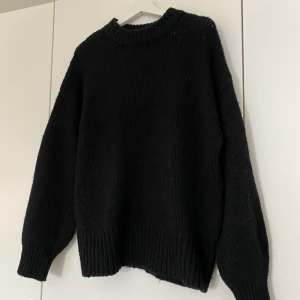 Stickad tröja - Svart stickad tröja från Lager 157, knappt änvänd. Köparen står för frakten💓