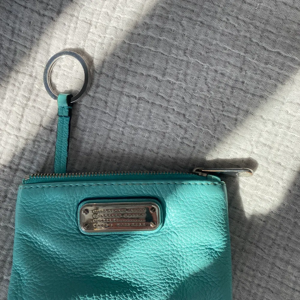 Säljer min söta plånbok från marc by Marc Jacobs. Nästan aldrig använd. Kan även användas till nycklarna . Accessoarer.