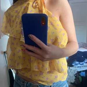 Blus från Gina one shoulder - Skit snygg blus från Gina med knytning och one shoulder, använd 1 gång! Storlek 36❤️