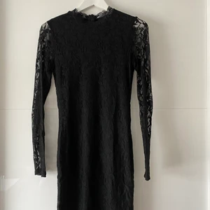 Svart spetsklänning  - Säljer denna spetsklänning, använd 2 gånger. Storlek M. Köparen står för frakt 💞