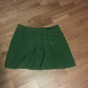 Cool grön kjol i strl S/M, jättesnygg och bekväm men tyvärr inte riktigt min stil, köpt från HM och är i gott skick!