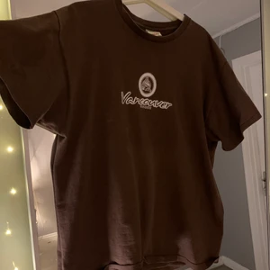 Brun T-shirt med tryck! BUDA!! - BUDA! En brun T-shirt med vitt tryck. Super snygg,trendig och skön! 