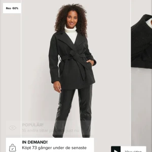 Kappa NAKD - Säljer denna kappa då den är för stor. Har storlek XXS och denna skulle passa bättre på någon med storleken XS/S. Skriv gärna privat för fler bilder💕 Köpt på Nakd för 800kr