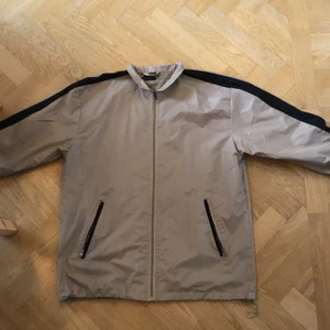 Vårjacka/regnjacka - Beige coachjacka/basebolljacka i storlek S men passar mer M. Perfekt nu till våren.