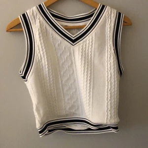 Stickad väst - Vit väst, använd fåtal gånger 