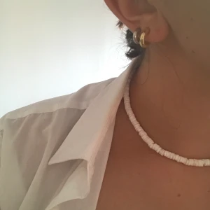 Vitt halsband - Vitt halsband, med lite medelhavskänsla 😉 