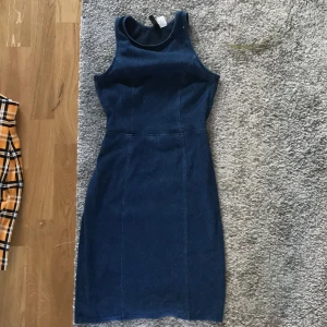 Tight denimklänning - Tightsittande denimklänning med öppning i ryggen. Storlek 34 men jag har vanligtvis 38 och den sitter som en smäck 