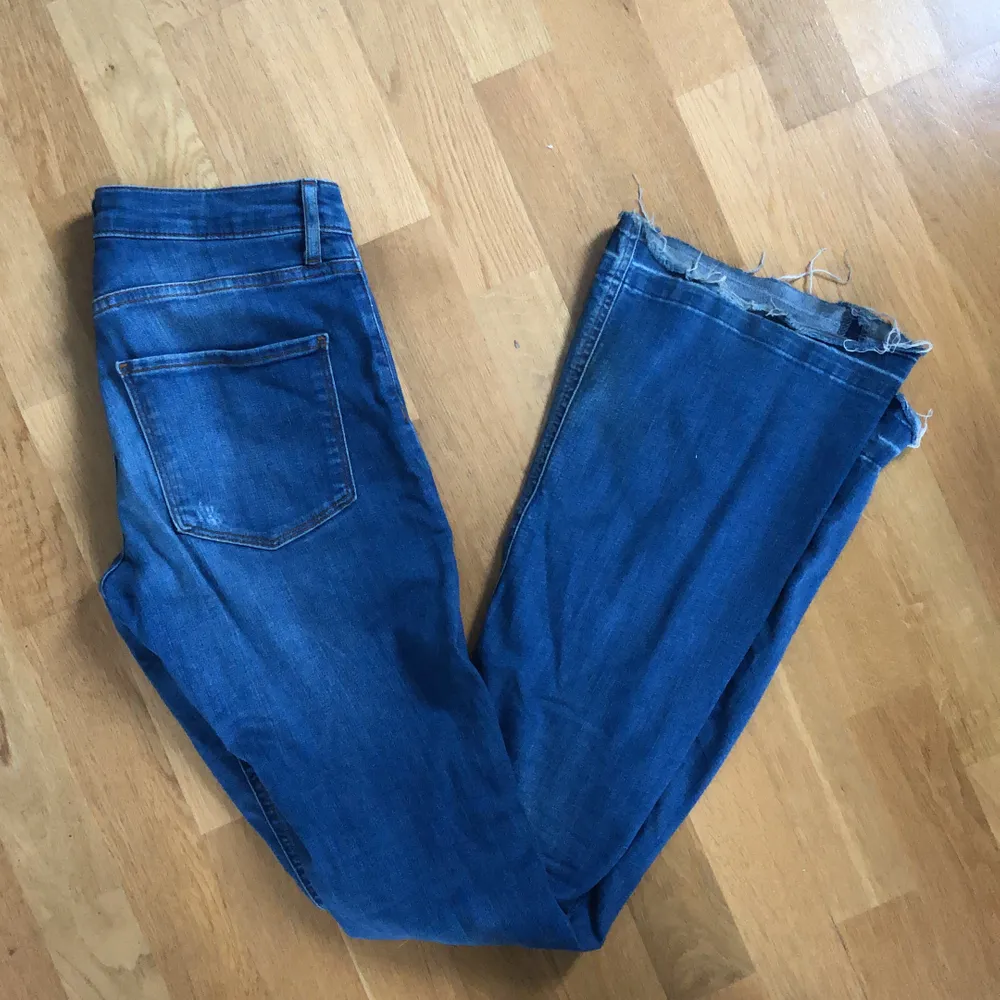 Blåa utsvängda jeans från zara. Köpare står för frakt.. Jeans & Byxor.