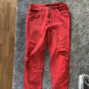 Röda lite baggy jeans med slitningar på knä och lår och ball dragkedja ✨ Inköpta i Rom 
