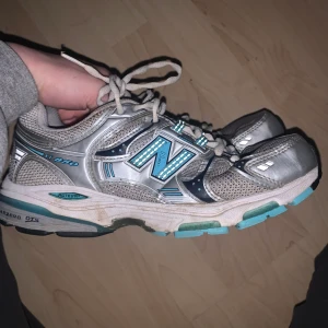 New Balance skor - Skit snygga new balance skor som jag köpte på Humana i somras, dem är tyvärr försmå så har inte använt dem ett dugg vilket är riktigt tråkigt för dem är riktigt snygga. Skulle säga att skicket är väll helt okej, dem är ju använda men ändå helt okej. Först till kvarn