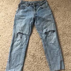 Superfina jeans med hål, vet ej vad de är i från💛 Passar nog en 38/40 tror jag, säljer för att de är förstora i midjan😕 De är ganska korta och passar nog bra på en person runt 160cm💛 Inga skador och i relativt nytt skick, köparen betalar frakt✨