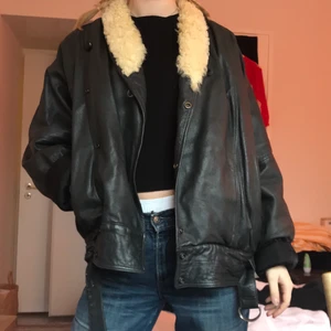 Skinnjacka med päls  - Skinnjacka med pälsdetaljer fr Italien. Storlek 50 = L men skulle säga Medium. Jag är en XS/S och den är lagom oversize på mig, uppkavlade ärmar.       MÖTER UPP I STOCKHOLM!