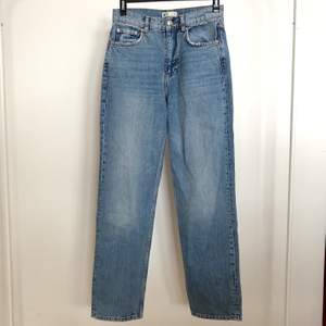 Raka högmidjade jeans från Gina tricot i modellen 90s high waist jeans. Storlek 36. Fint skick! Frakten på 60 kr ingår i priset.