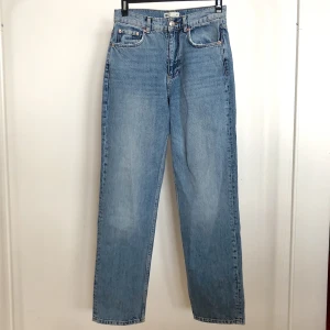 Jeans - Raka högmidjade jeans från Gina tricot i modellen 90s high waist jeans. Storlek 36. Fint skick! Frakten på 60 kr ingår i priset.