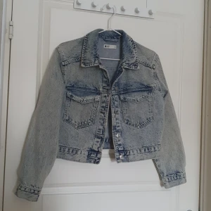 Ljus jeansjacka  - Helt ny jeansjacka i storlek XS. Knappt använd. Inga hål eller annat märkvärdigt. 
