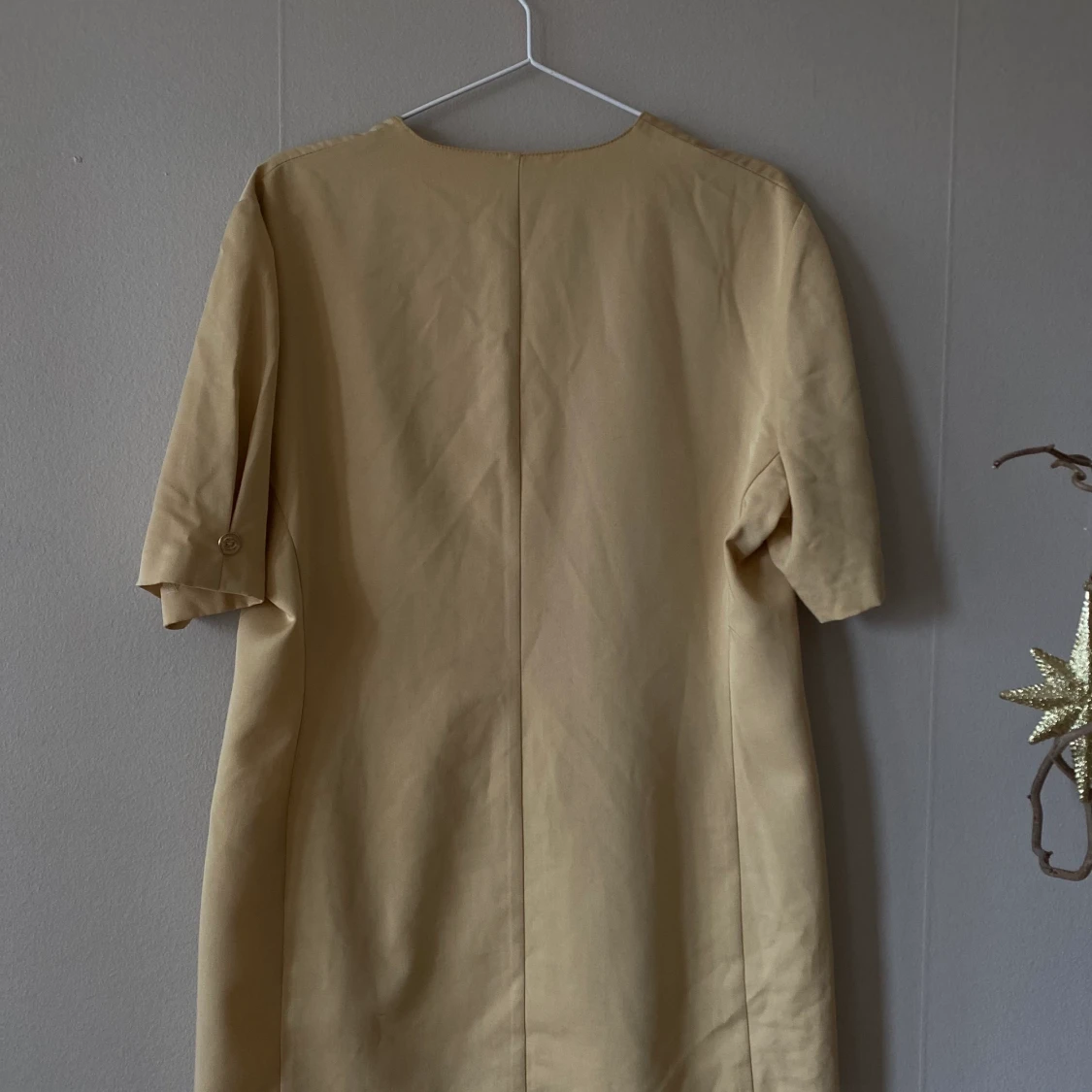 En gul kortärmad skjorta i storlek 42 - 90