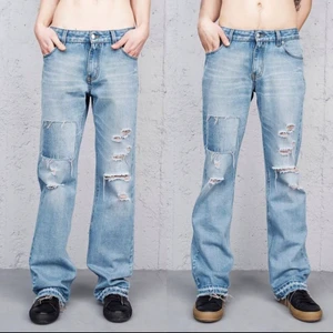 Lågmidjade jeans - Blå jeans från Örjan Andersson, långa i benen och sällan använda. Storlek 28 i midjan och 34 i längden men små i storleken så sitter som en 25-26 i midjan ungefär. Köp direkt för 300+frakt eller buda