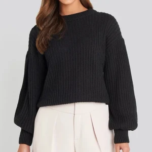 3 fina tröjor från NAKD - 3 likadana tröjor från Nakd, den svarta och vita är i storlek s och beige storlek m, https://www.na-kd.com/sv/trojor/stickade-trojor/balloon-sleeve-round-neck-sweater-svart, 300 för alla 3