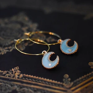 Örhängen Ljusblå månar - Handgjorda, nickelfria örhängen 🌙 Finns i flera färger och former! Ringen är 25mm i diameter, och hänget varierar i storlek från 10mm och uppåt. 🪐 Köp 1 par för 40kr, 2 par för 70kr, 3 par för 100kr! Du får också med en fin liten presentpåse. Frakt på 13kr tillkommer 💫