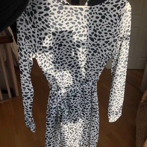 Mönstrad klänning - Tunn långärmad klänning från Na-Kd. Markerat sydd med en resormidja + ”skärp”. Använd en gång, är i mycket gott skick. Är storlek 34, men passar även en 36. 100kr exklusive frakt✨✨ 