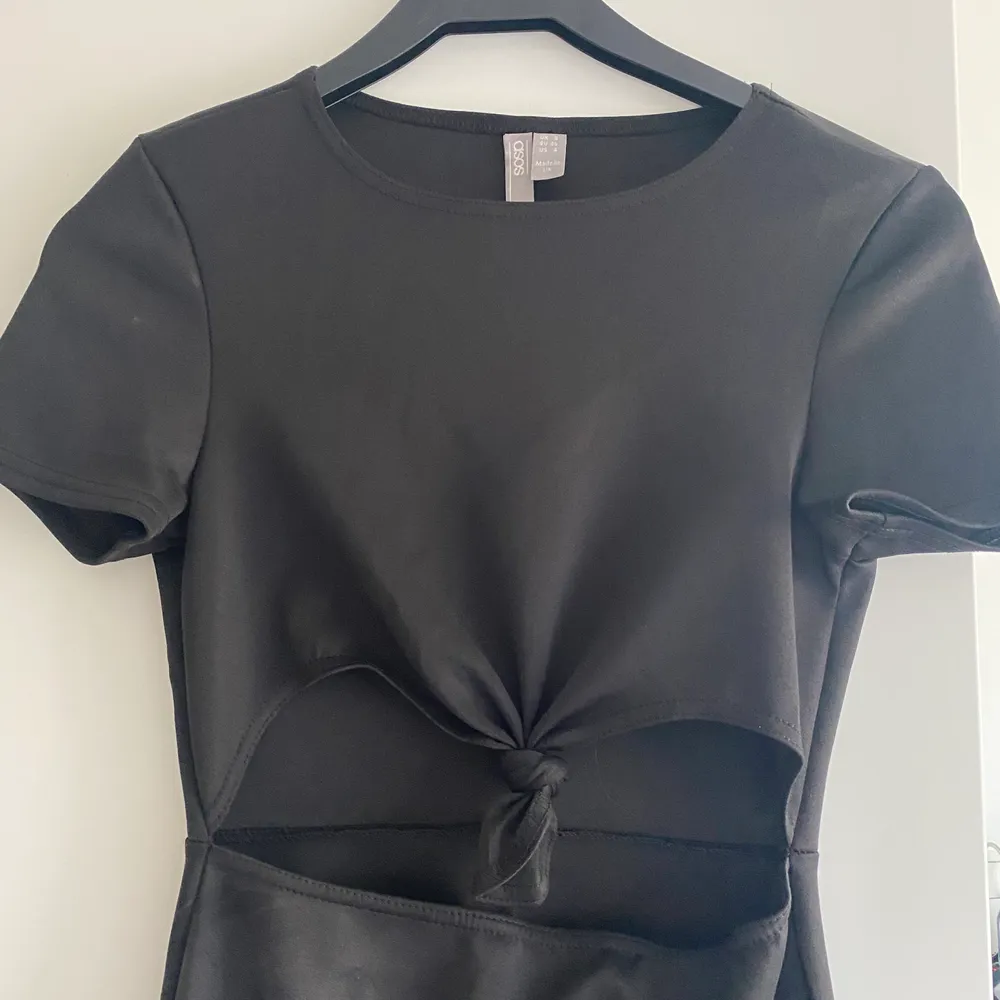 Size S, tight black dress cut out underboob dress. Klänningar.