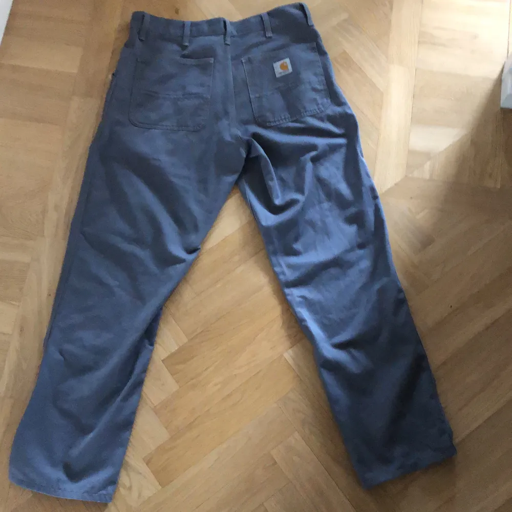 Semibaggy carharrt byxor i grå färg. Inte använda så mycket men lite slitna pga skateboardåkning.. Jeans & Byxor.