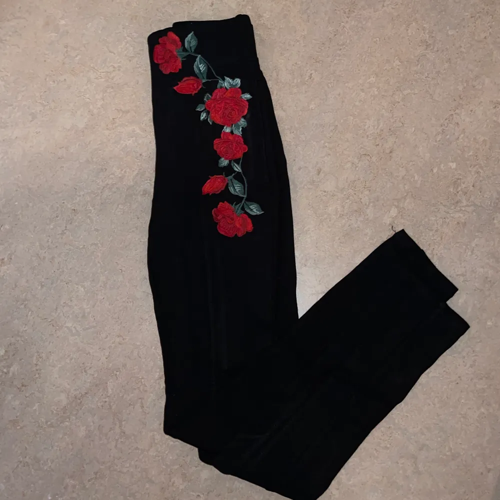 Säljer ett par jätte fina leggings med rosor vid midjan, magen och lite av låret, otroligt sköna och snygga, köpte från NewYorker i storleken 34. Jeans & Byxor.
