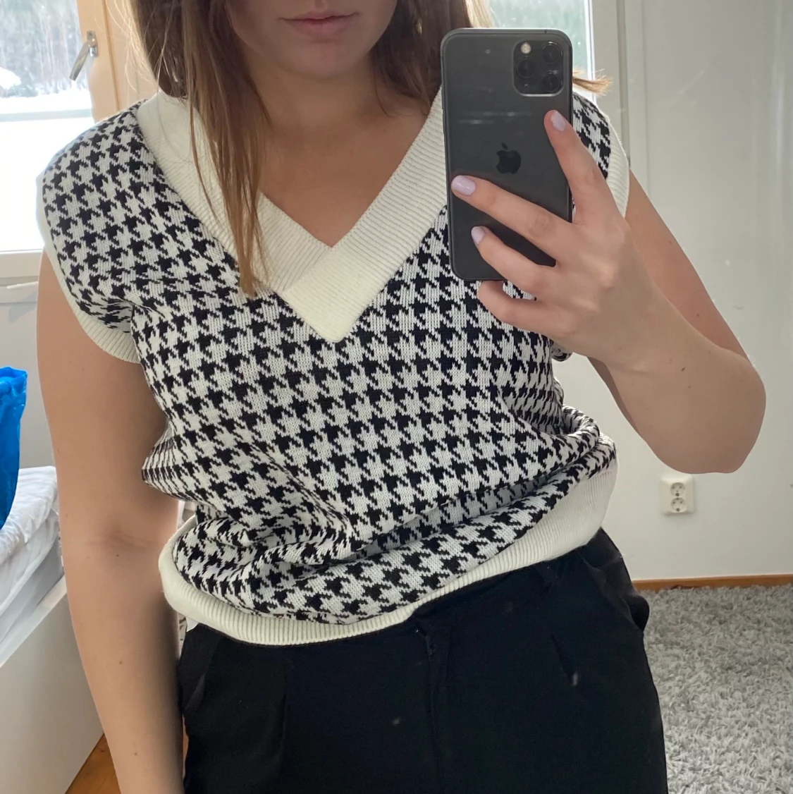 Svart vit stickad väst  - 90