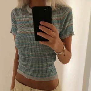 T-shirt - Säljer denna super snygga T-shirt som är väldigt populär! Den är helt ny med lappen kvar och jag säljer endast för det blev fel i beställningen! LÅNADE BILDER!❤️ (pris + frakt)