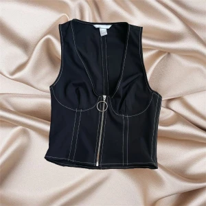 Svart topp - Svart topp med dragkedja i mitten😍