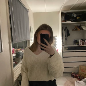 Vit stickad tröja bikbok  - Jätte fin stickad v-ringad tröja från bikbok, stl xs, köparen står för frakt 