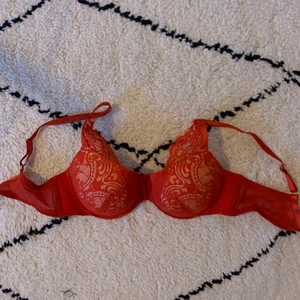 Hunkemöller BH - Suuuuperfin Bh i röd spets som endast är provad på. Ivrig som jag var tog jag bort lappen det första jag gjorde så går ej att lämna tillbaka den, därav säljer jag den här. 