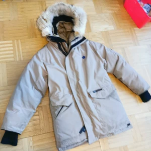 CANADA GOOSE DUNPARKAS STOR FLUFFIG PÄLS - Jättefin Canada GOOSE jacka / parkas i ljus beige färg. Pälsen är otroligt fin, stor och fluffig. Storlek M/M, men dessa är ju rätt stora så den passar även LARGE-XLARGE utan problem. Jättefint skick utan slitage men behöver en tvätt.  Nypris 14 800 kr.  Tyvärr är den för liten efter en säsong :( hör av er för fler bilder och frågor.  Skickas   rekommenderat om du VILL!          OCH JAG BJUDER PÅ FRAKTEN  Avhämtning går också bra  Mvh ❤️🍀🌹