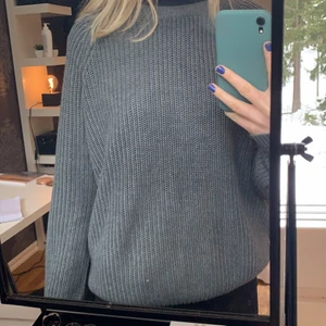 stickad tröja - grå stickad tröja, storlek XL men sitter mer som en M💕