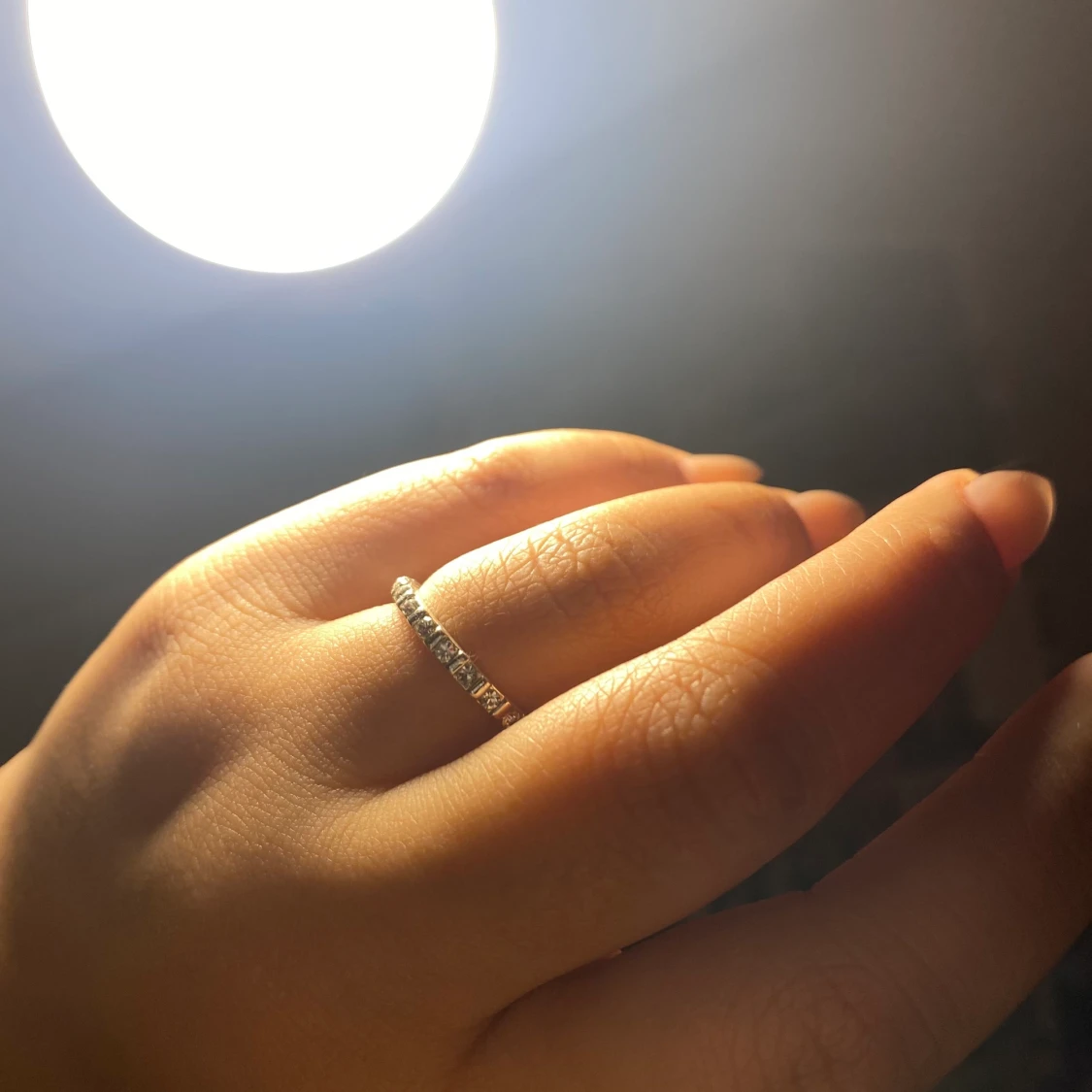 Silver ring med små diamanter 