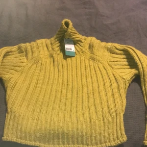 Långärmad stickad tröja storlek XS - Tröjan är helt ny och oanvänd. Etiketten sitter kvar på tröjan. Jag fick den i present men den är lite för liten för mig och det är därför jag säljer den. 