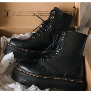 Dr martens jadon - Dr martens jadon storlek 38 knappt använda. Kan tänka mig byta mot ett par i 37