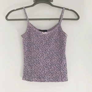 brandy melville Skylar Tank - finns ej på brandy melvilles hemsida längre. Köpt i USA. Endast använd två gånger ungefär. kan frakta men du står för frakten. första bilden är lånad