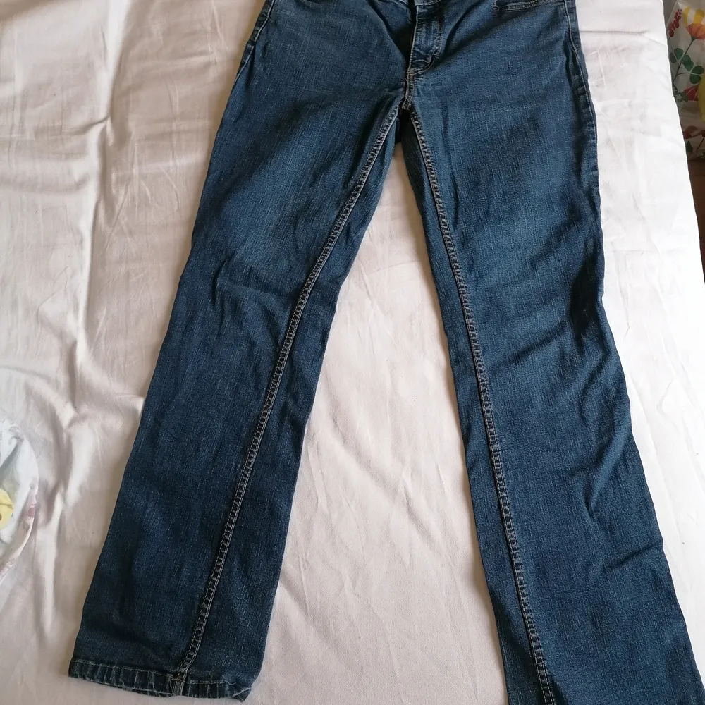 Köpte ett par jeans som passade riktigt illa på mig så jag säljer dom. Dom är lågmidjade och viker ut lite vid fötterna. . Jeans & Byxor.